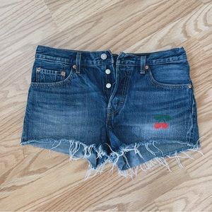 LEVI’S 501 🍒 cut off shorts w cherry embroidery